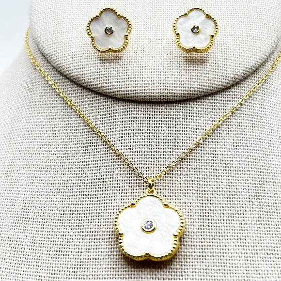 NWOT 18k GP stainless steel aqua colored clover set, necklace is adjus to 18” - Picture 12 of 16